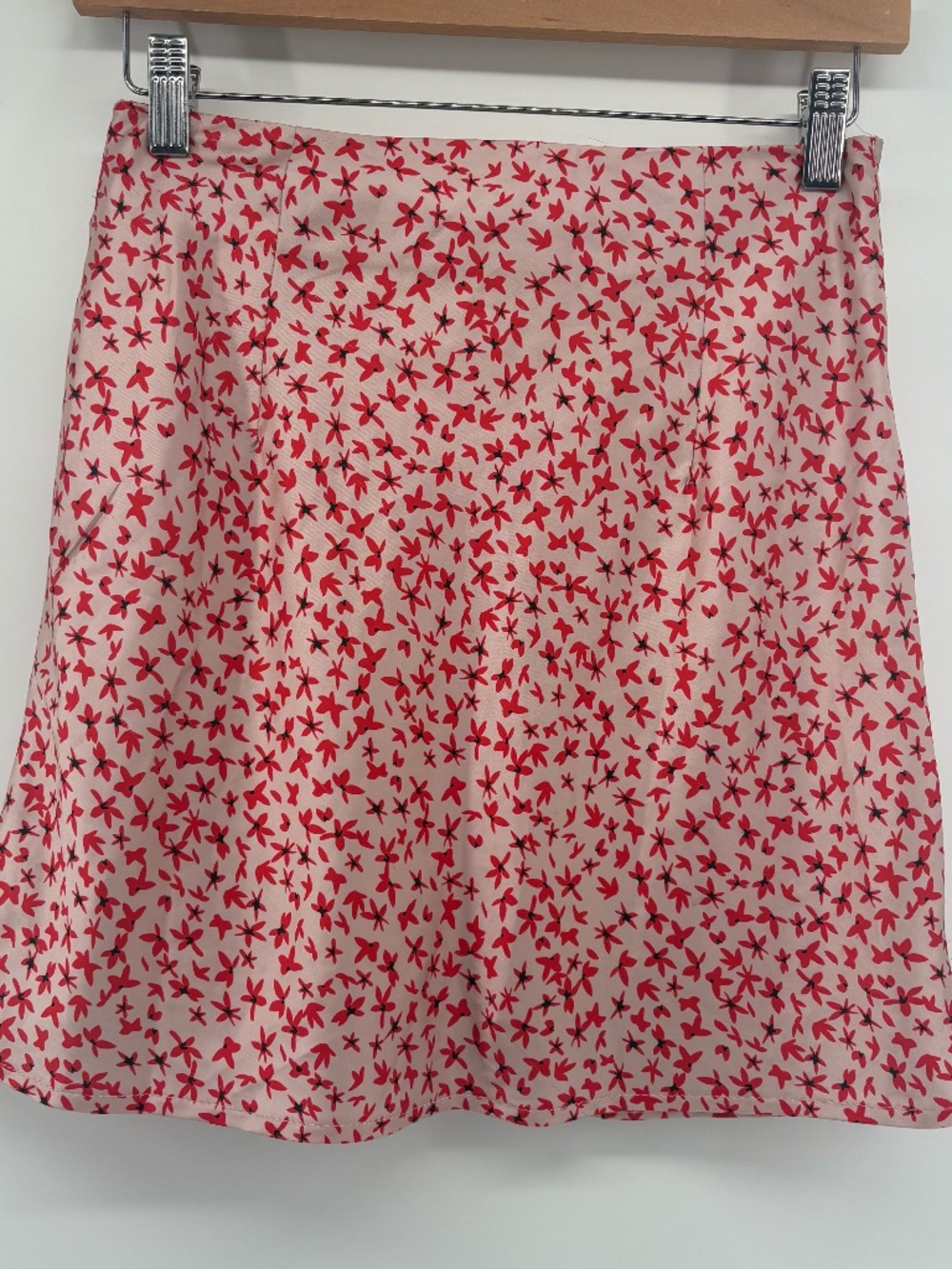 Princess polly silk red and white foral mini skirt zips up on the side size 4